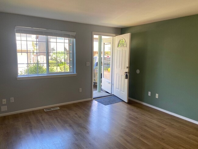 Foto del edificio - Spacious 3-Bedroom, 2.5-Bath Townhouse In ...