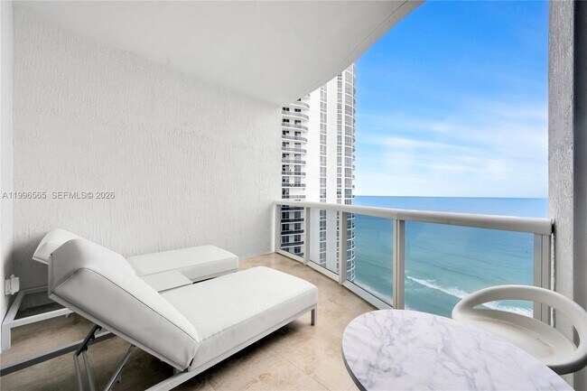 Foto del edificio - 15901 Collins Ave