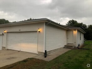 Building Photo - 330-338 Sycamore Dr
