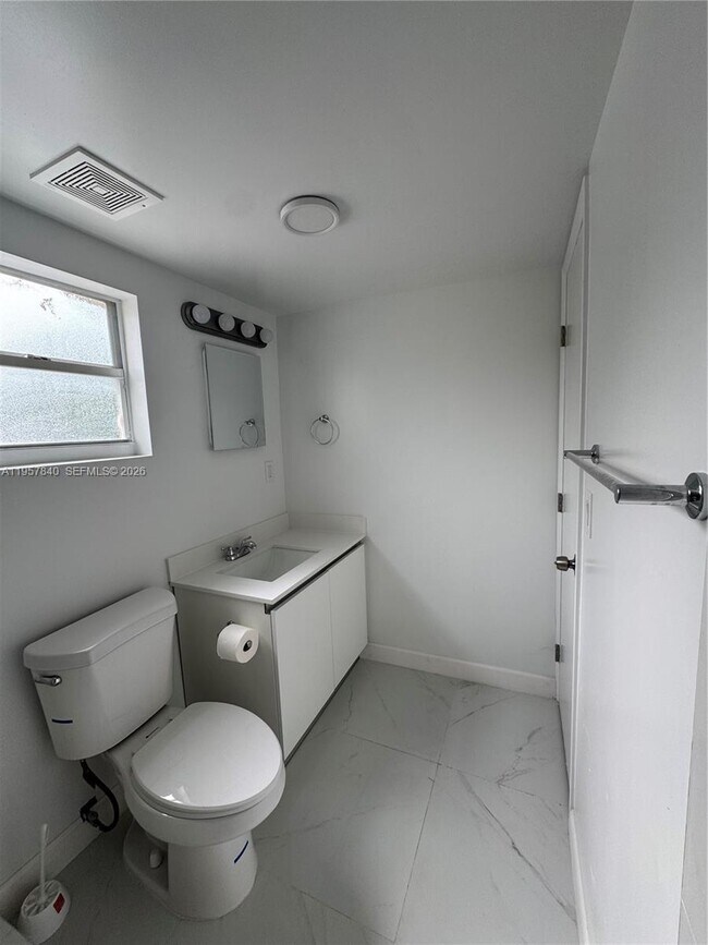 Foto del edificio - 10805 NW 10th Ave