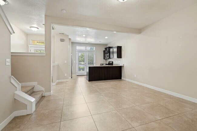Foto del edificio - 3 Bed, 2.5 Bath Townhome in South Jordan – Solar-Powered, Low Utility Bills