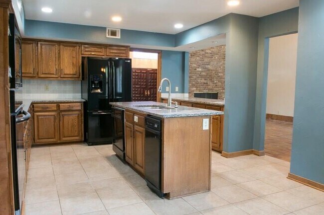 Building Photo - 2700 Sherrill Park Dr