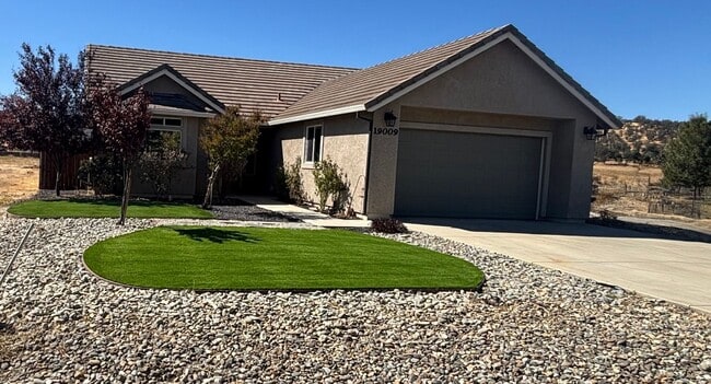 Foto del edificio - Lake California Home with 2 Car Garage and...