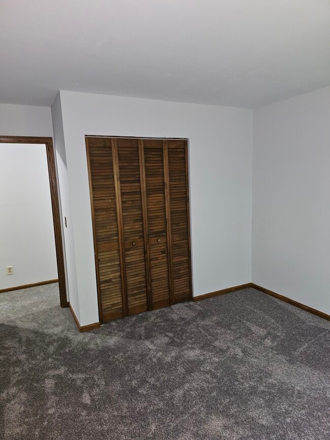Building Photo - 1224 E Decorah Rd