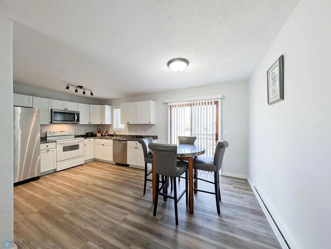 Building Photo - Spacious 4 Bed, 2 Bath Home in West Fargo