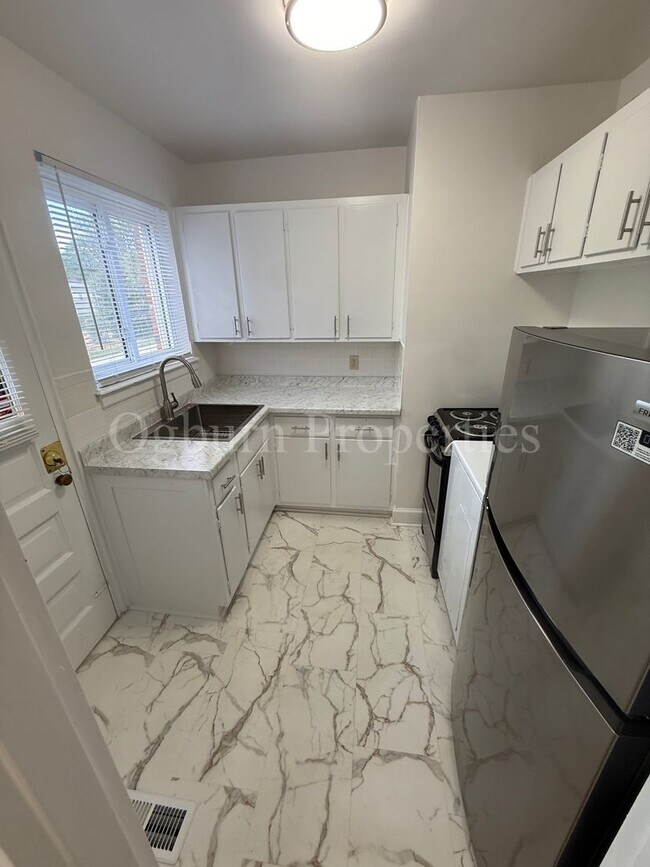 Building Photo - 2628-B Greenbrier Rd-1BR/1BA-College Village Townhome!!!