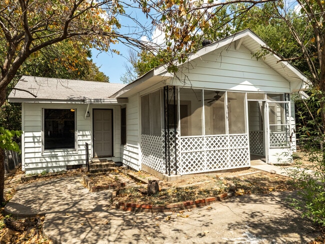 Building Photo - 1609 S R St
