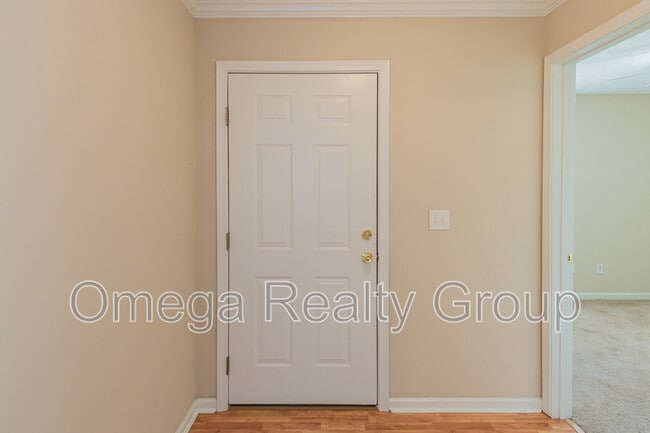 Building Photo - 3550 Cres Gardens Dr