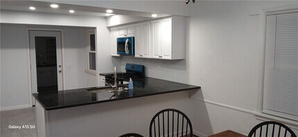 Building Photo - 183 Thorncliffe Dr