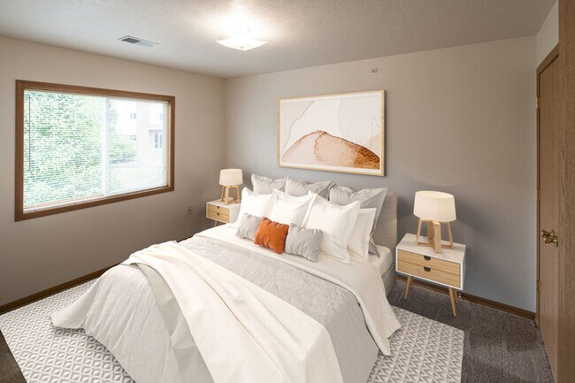 Apartamentos Highland Meadows en Bellevue, NE. Cómoda habitación con ventana grande y cama mullida. - Highland Meadows