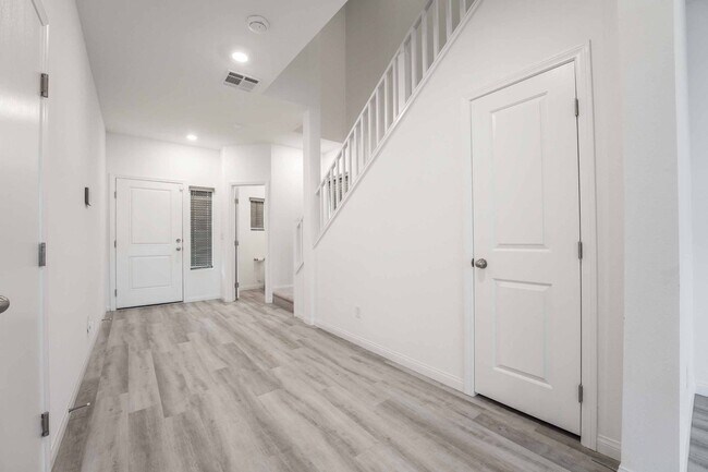 Building Photo - Luxurious 4 Bedroom Retreat in Las Vegas!