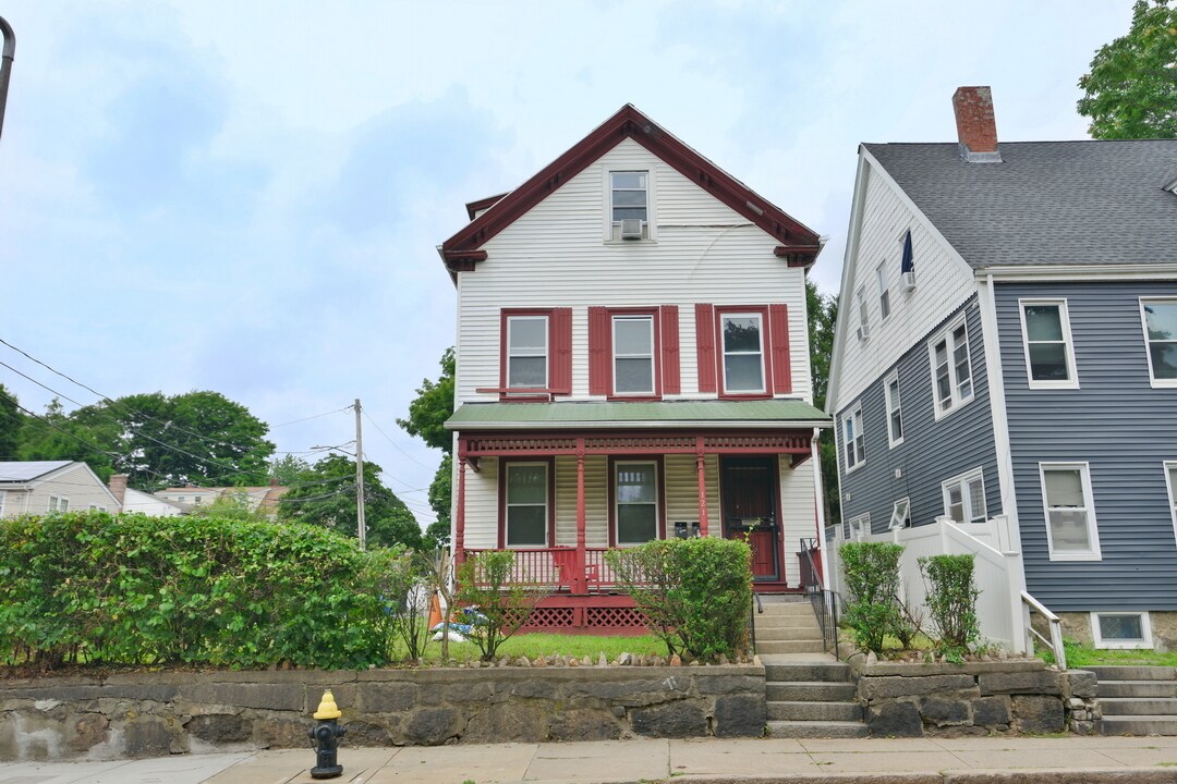 Primary Photo - 121 River St