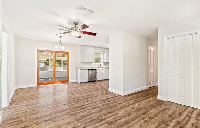 Building Photo - 194 Coral Dr SW