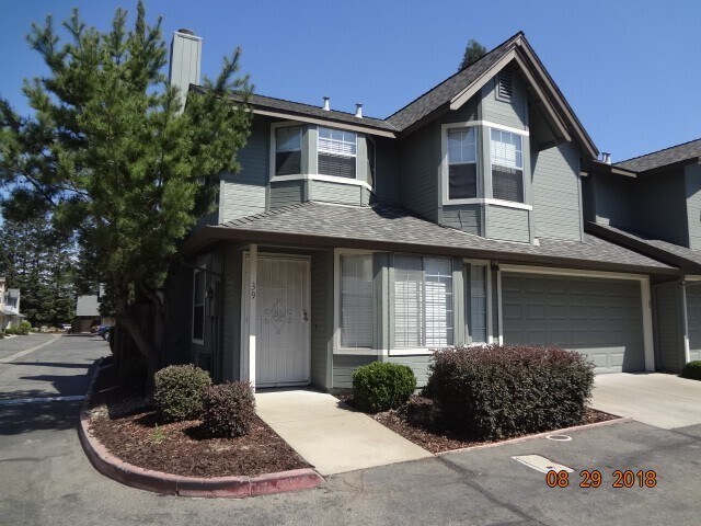 Foto del edificio - Beautiful 3 bedroom 2 1/2 bath Town-House Coming Soon!