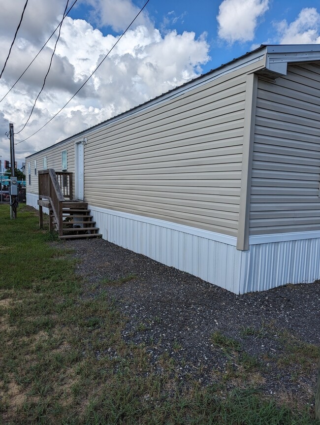 Building Photo - 1401 Transmitter Rd