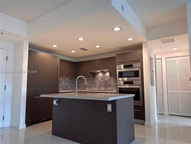 Foto del edificio - 7751 NW 107th Ave