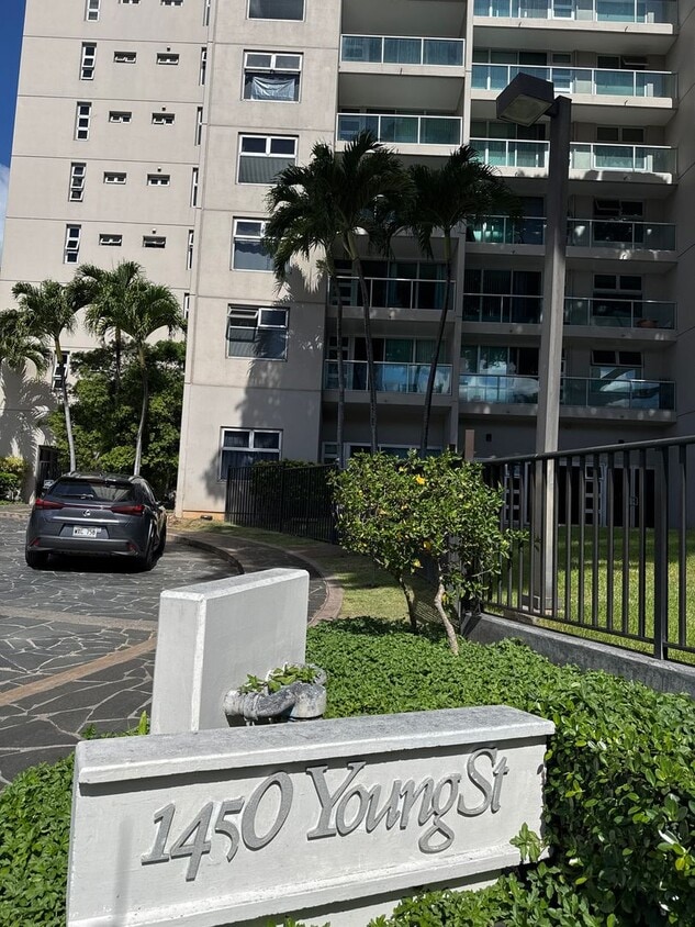 Foto del edificio - Conveniently located high floor 2 bedroom ...