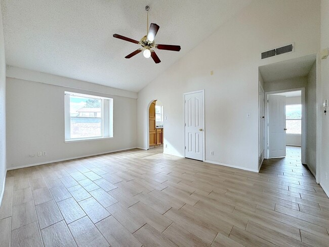 Foto del edificio - East El Paso 2bed/2Bath Duplex!
