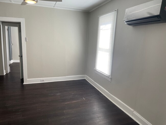 Building Photo - Updated Duplex - Includes Stackable Washer...