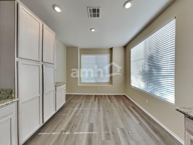 Foto del edificio - 2803 Water Sport Ave