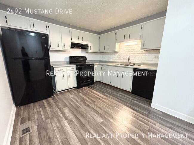 Building Photo - Charming Two-Bedroom Townhouse with Modern...