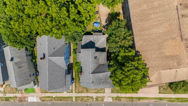 Building Photo - 327 Center St