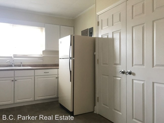 Building Photo - 452 Parkview Dr
