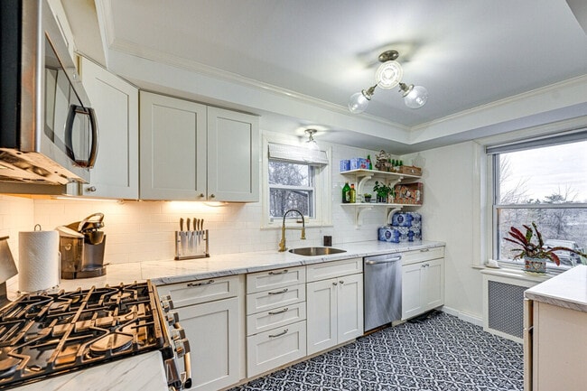 Building Photo - 5 Terrace Pl