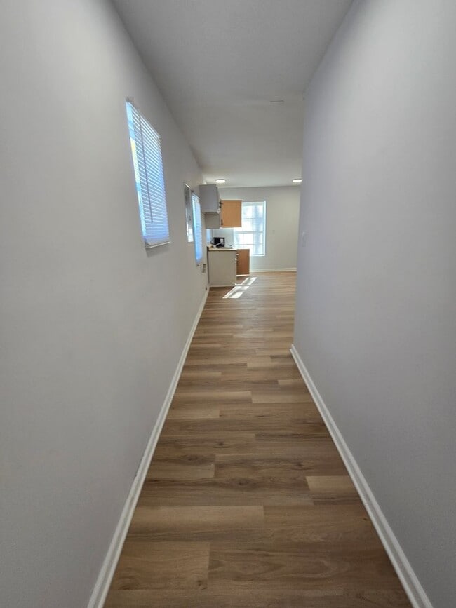 Foto del edificio - Two Bedroom Duplex located on the Westside...