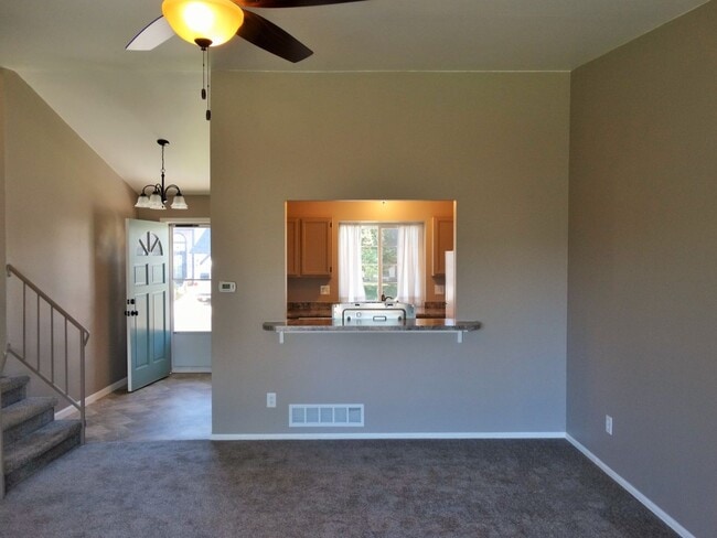 Building Photo - Tri-Level 3 Bedroom 2 Bath Large Backyard ...