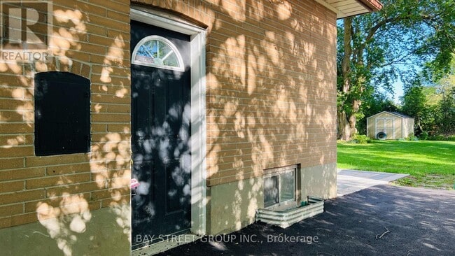 Building Photo - 711 Dunlop St W