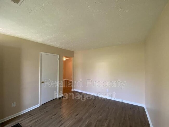 Building Photo - 1840 Chatsworth Dr