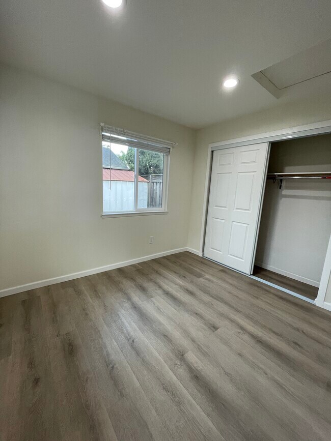 Foto del edificio - 566 N 2nd St