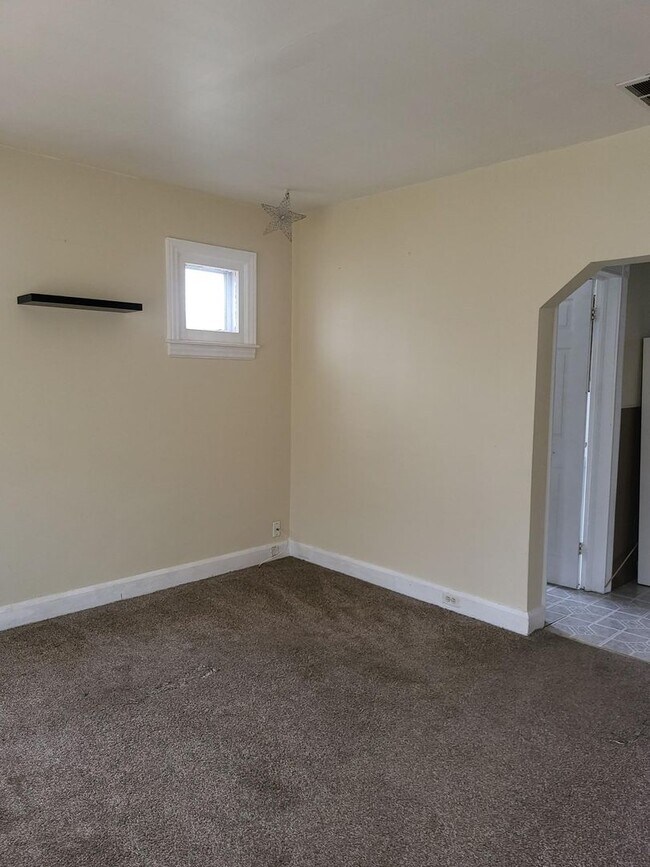 Foto del edificio - Two Bedroom Home in St Clair Shores - $1,450