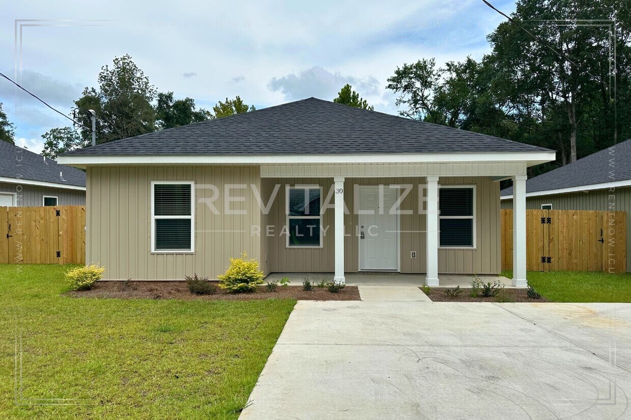 Foto principal - **OPEN HOUSE 08/17 1-3PM** 4 Bed/2 Bath Ho...