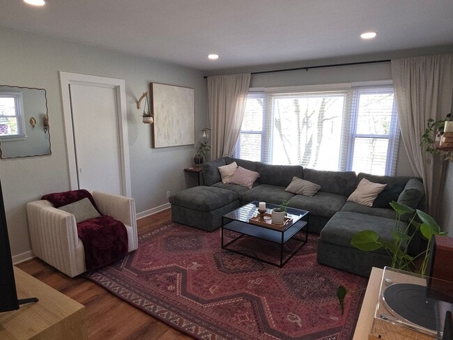 Foto del edificio - Updated Tosa 2 bedroom townhouse