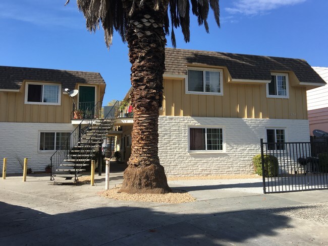 Building Photo - 551 Avalani Ave