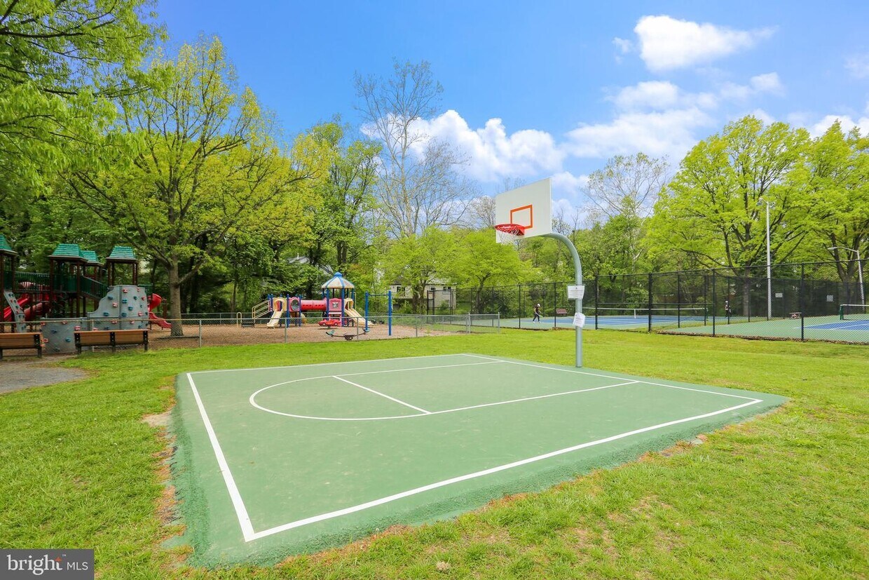 876 Quince Orchard Blvd Unit 201, Gaithersburg, MD 20878 Condo for