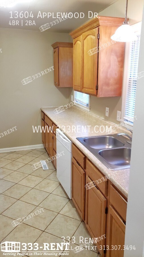 Building Photo - Lots of space in this 2-story house just b...