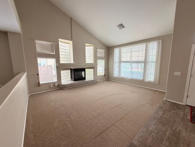 Building Photo - Spacious 5Bdm 3.5Ba Litchfield Park Home in a Small Gated Community