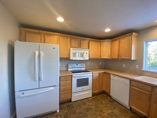 Foto del edificio - Beautiful 4-bedroom 2.5 bath home located ...