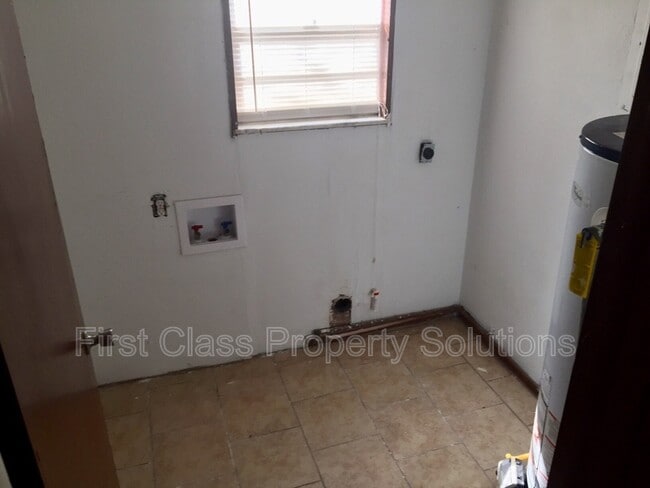 Building Photo - 704 S Hadden Ave
