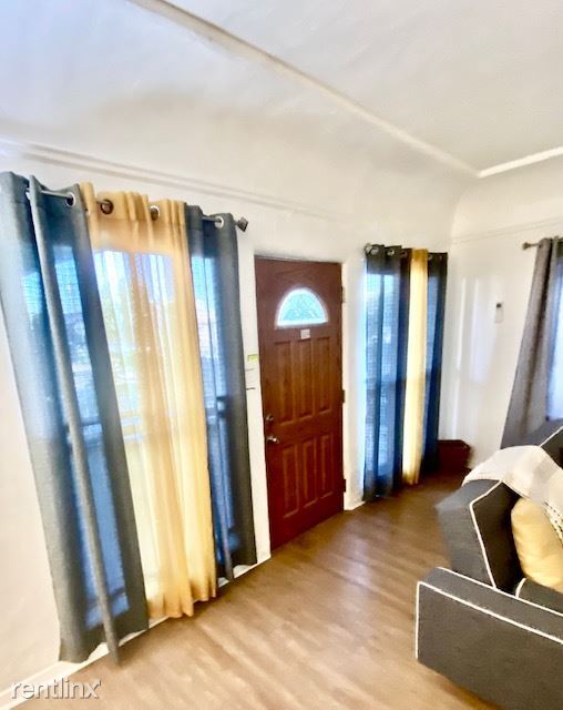 Building Photo - 3 br, 1 bath Duplex - 1955 South Bronson A...
