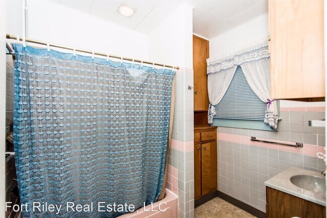 Building Photo - 3 br, 1 bath House - 337 W. 5th Street