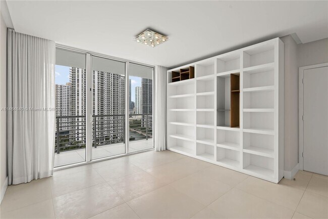 Foto del edificio - 325 S Biscayne Blvd