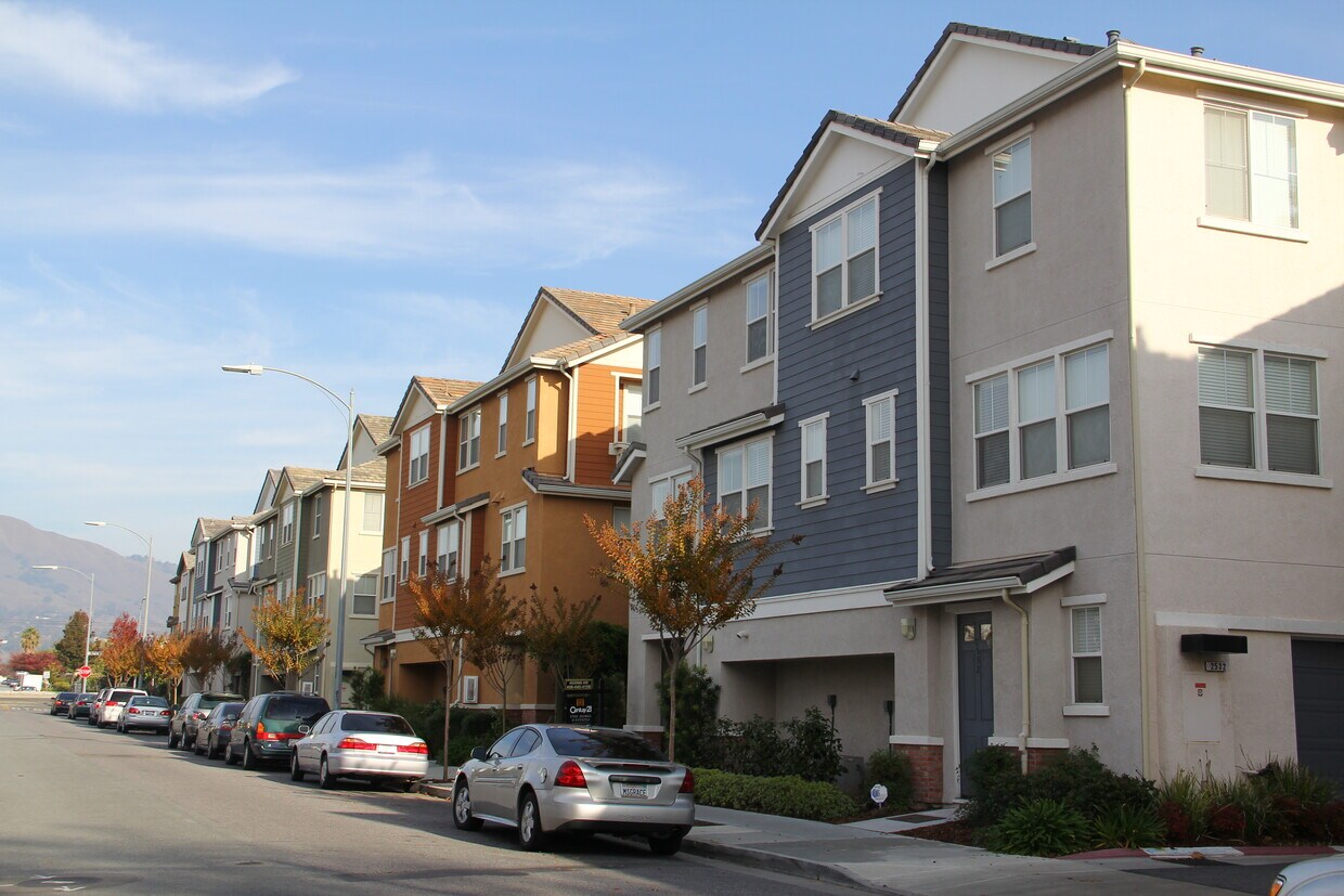 Baton Rouge Townhomes - 2636 Baton Rouge Dr