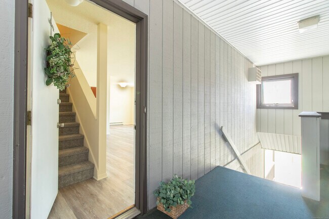 Building Photo - 12 Pineview Dr