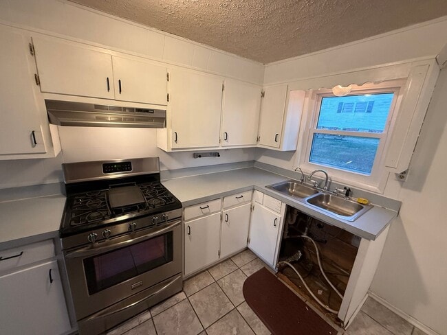 Building Photo - Home in Marion