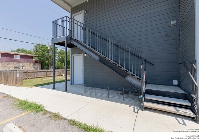 Foto del edificio - 8111 Landing Ave
