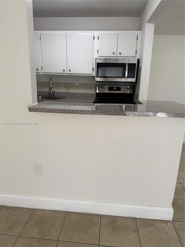 Foto del edificio - 7100 NW 179th St